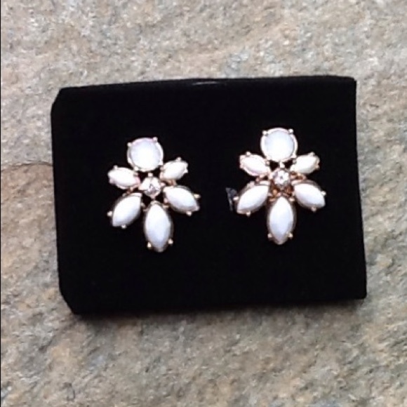Avon New‎ Floral Petal Cluster Earrings Ivory Opal Stud Earrings - Picture 2 of 7